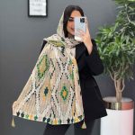 شال طرح لوزی منگوله دار