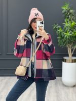 استایل با پالتو چهارخونه صورتی