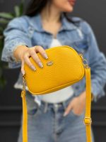 استایل با کیف خردلی