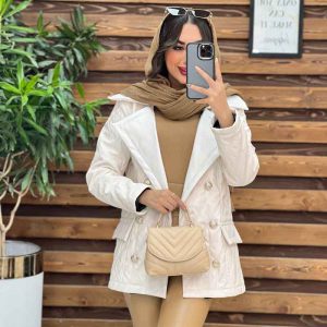 استایل با کاپشن چرم سفید